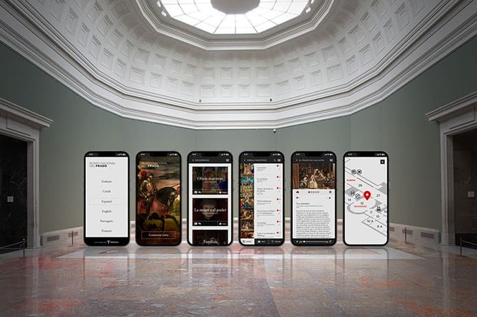 Pantallas de la app expuestas en una sala del museo
